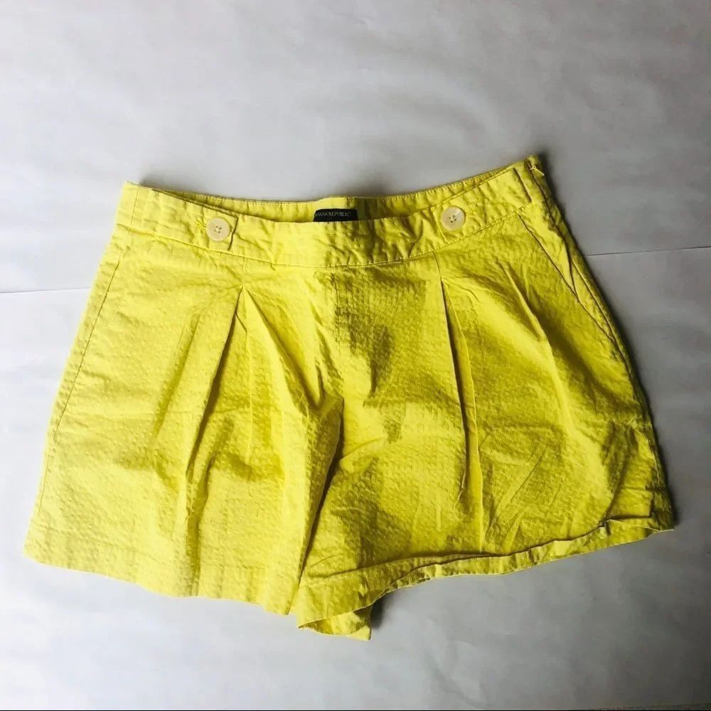 Banana Republic Yellow Pleated front Shorts size 14
